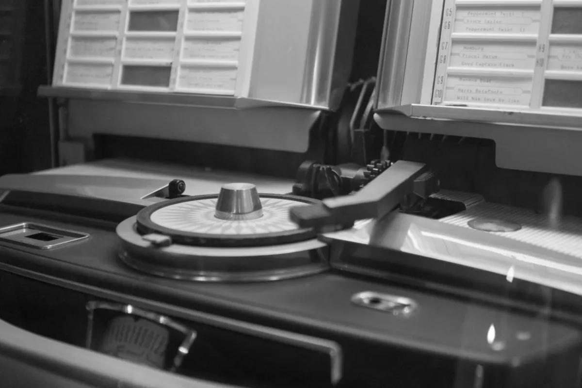 Gramofon jako prezent pod choinkę – co sprawdzić przed wyborem?