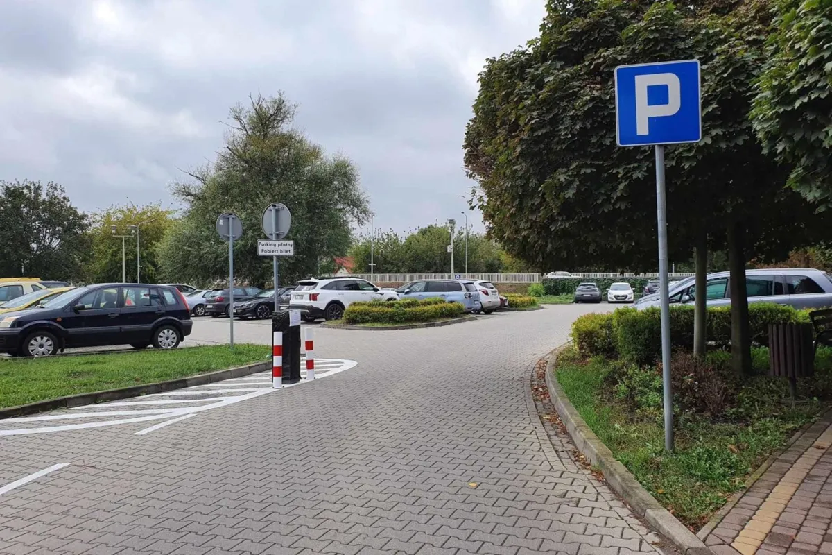 Jeden z ostatnich bezpłatnych parkingów w centrum Tarnowa będzie płatny