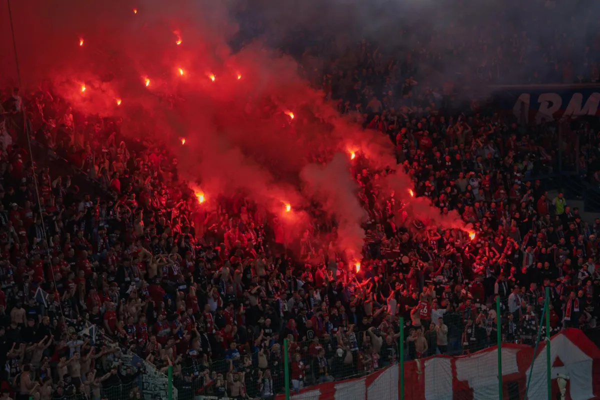 Kibice Wisły Kraków nie wejdą na stadion Legii Warszawa. Sektor gości będzie zamknięty