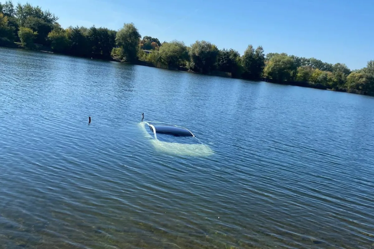 Elektryzująca akcja na Bagrach - Tesla wpadła do zalewu