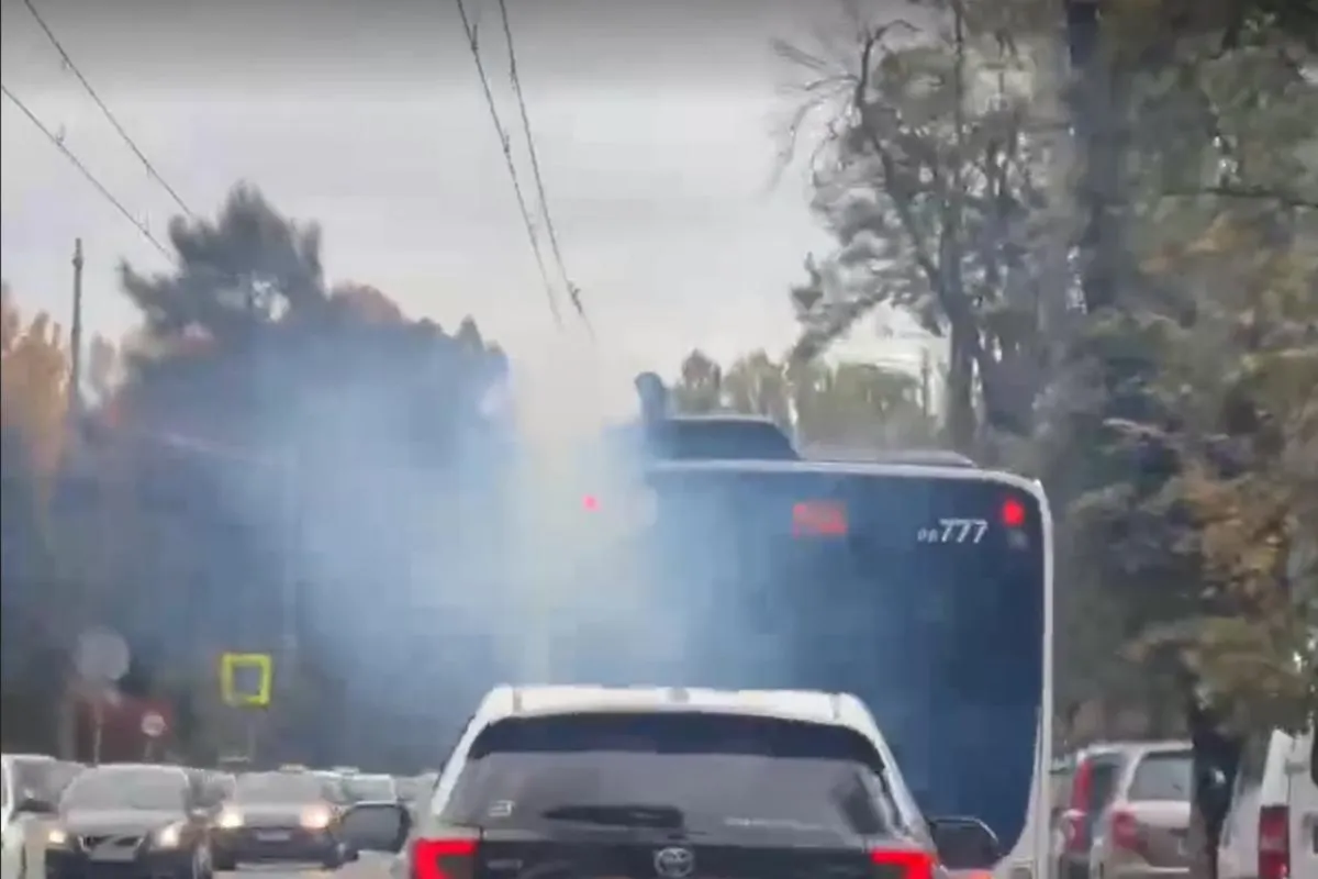 Kłęby dymu nad autobusem MPK w Krakowie. Przewoźnik wyjaśnia, co się stało