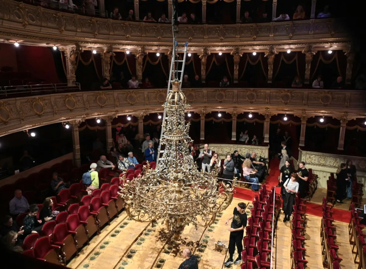 Wielkie czyszczenie żyrandola w Teatrze Słowackiego w Krakowie