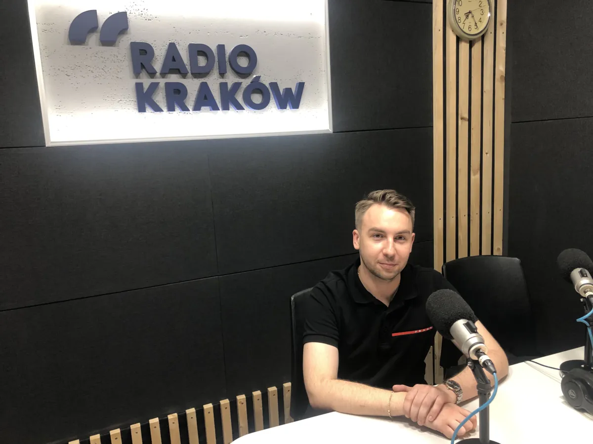 Gość audycji Radia Kraków w studiu. Dr Tomasz Tomczyk okulista. Fot. Katarzyna Pelc, Radio Kraków