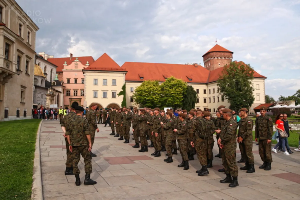 Utrudnienia na krakowskich ulicach. Rusza marsz szlakiem Pierwszej Kadrowej i pielgrzymka