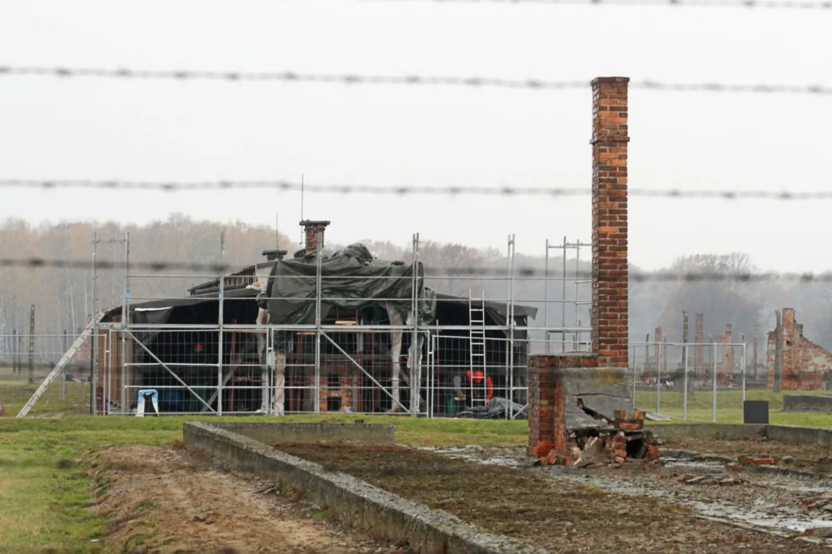 Część baraku z Birkenau, eksponowana w USA, wróciła na swoje miejsce