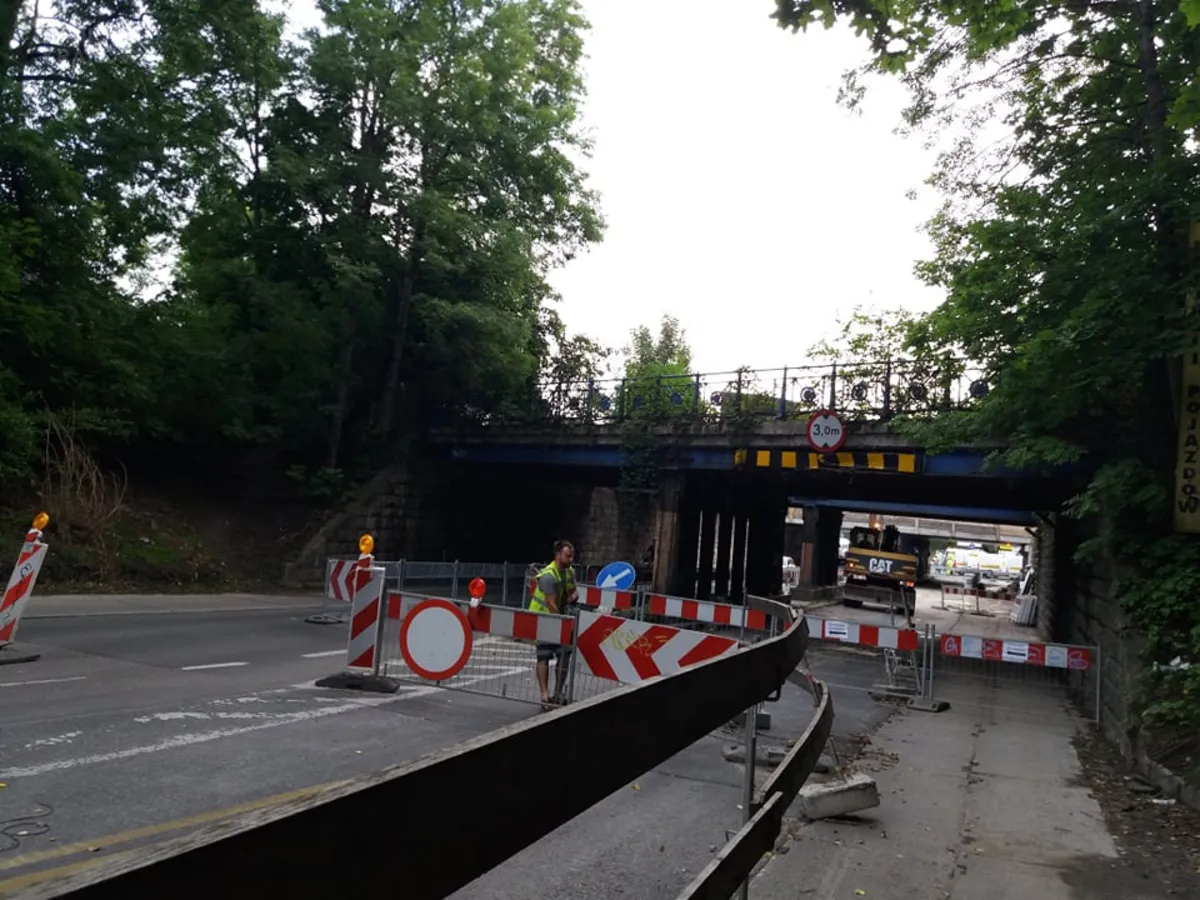 Przejazd pod wiaduktem na ulicy Prądnickiej w Krakowie został zamknięty