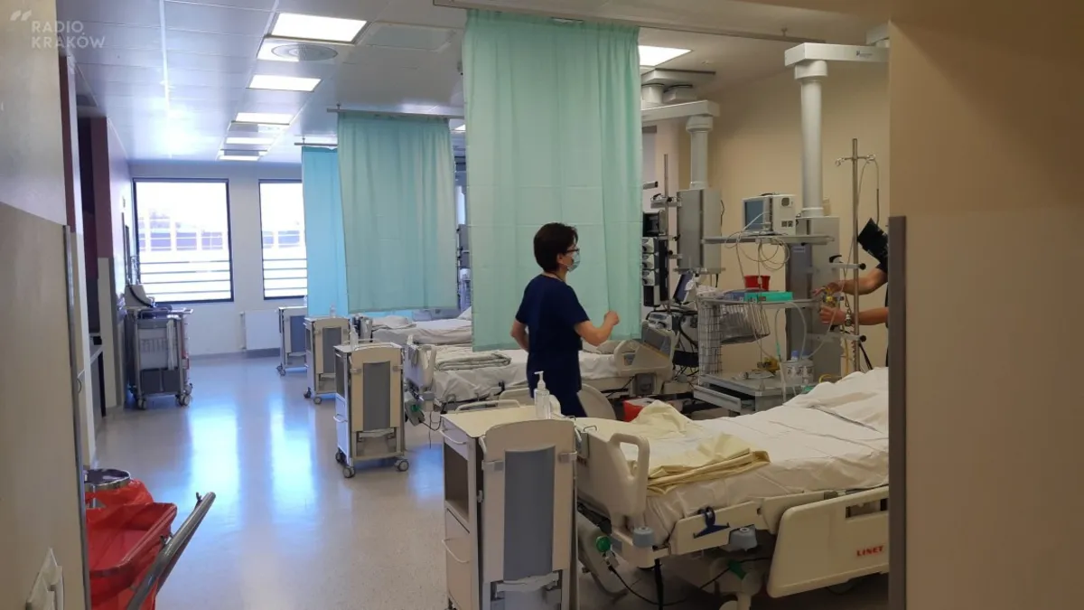 W szpitalach w całej Polsce prawie tyle samo wolnych łóżek covidowych, co zajętych