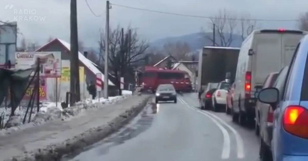 Bus w Andrychowie przejechał przy zamkniętych rogatkach, bo te się zepsuły? "Na razie nic na to nie wskazuje"