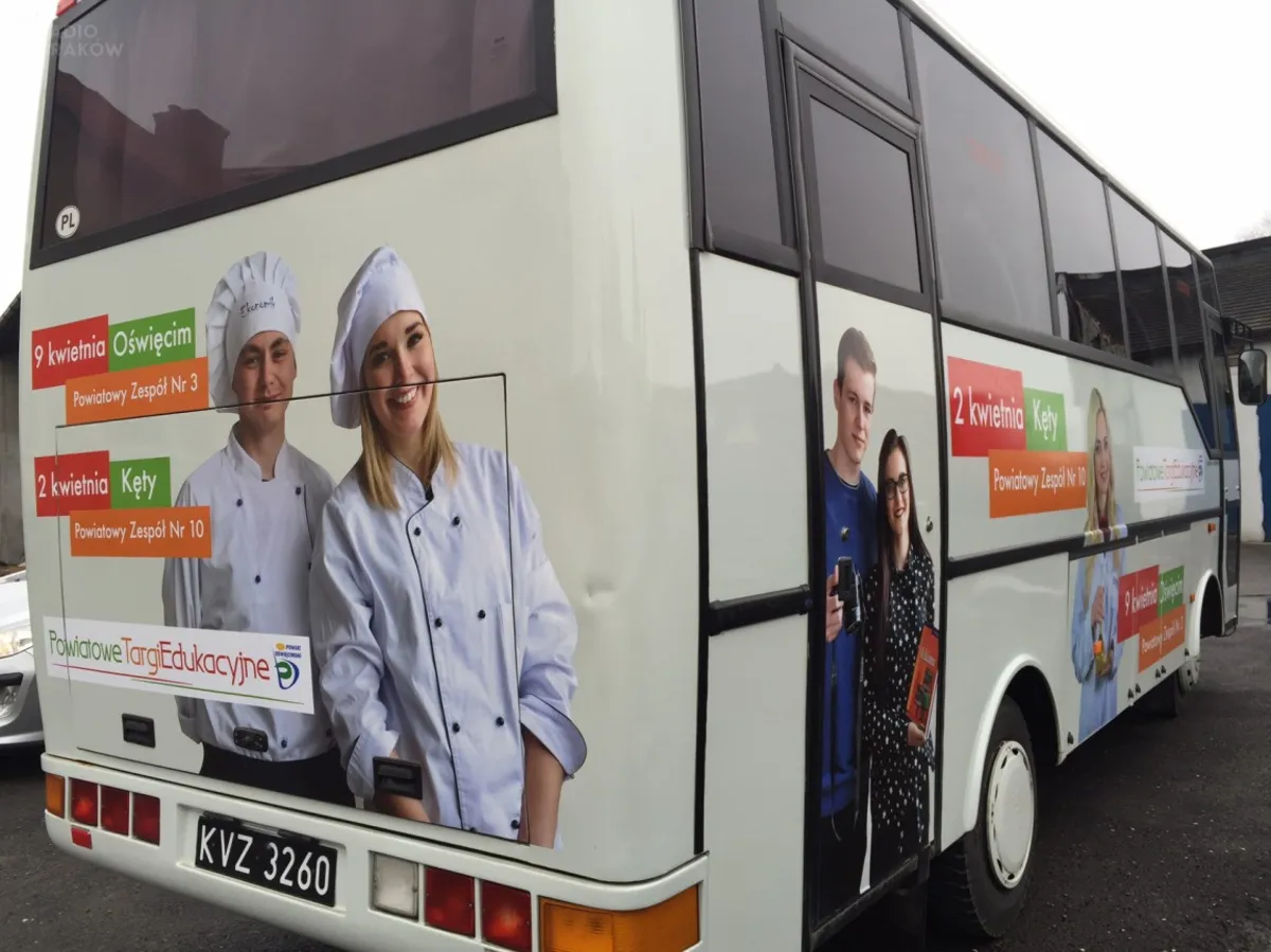 Starostwo w Oświęcimiu promuje swoje szkoły w specjalnym edubusie