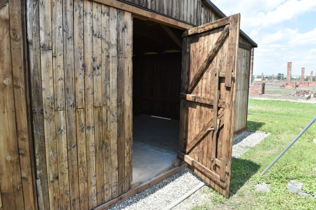 Dobiegła końca konserwacja drewnianego baraku w byłym obozie Birkenau
