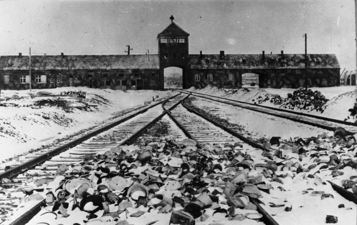 Dwaj pielgrzymi z Portugalii zatrzymani w Muzeum Auschwitz. Wyryli napisy na Bramie Śmierci