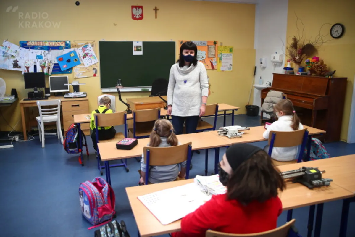 Po feriach do szkół wracają uczniowie klas I-III. Starsi będą mieli naukę zdalną