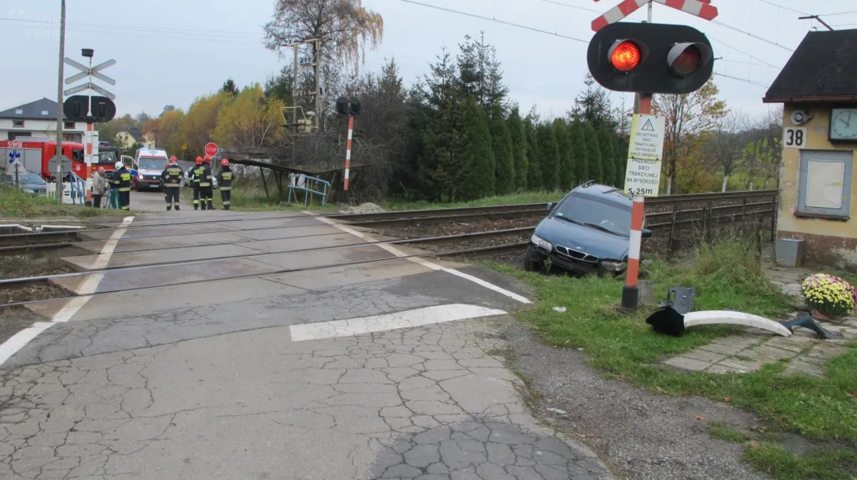 Groźny incydent na torach koło Oświęcimia. Mężczyzna zasłabł za kierownicą 