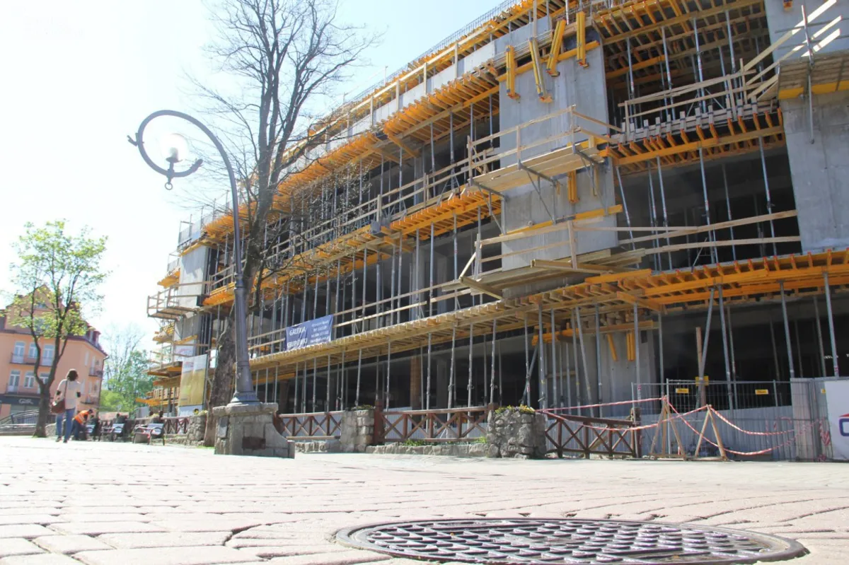 Przy Krupówkach rośnie betonowa galeria