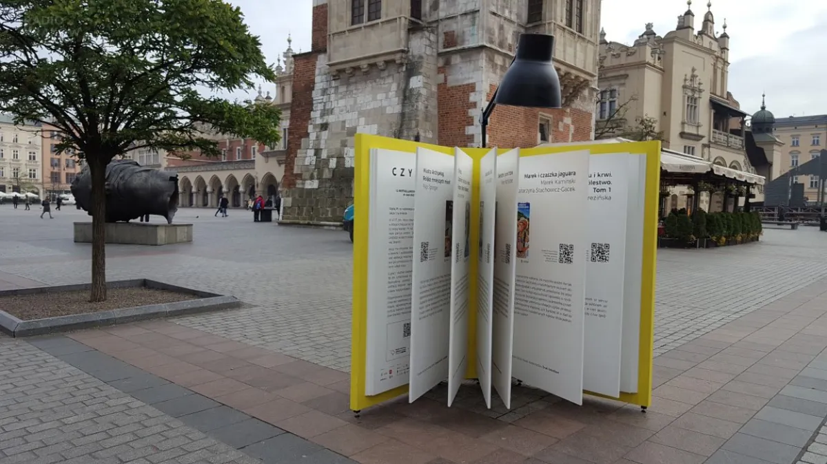 Gigantyczna książka stanęła na Rynku Głównym