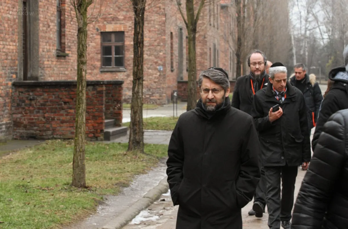 Naczelny rabin Francji zwiedził z młodzieżą były niemiecki obóz Auschwitz 