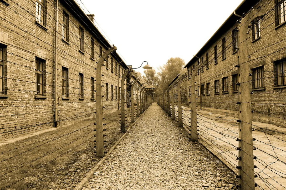 Od kwietnia zwiedzanie Auschwitz w godzinach szczytu tylko w grupach