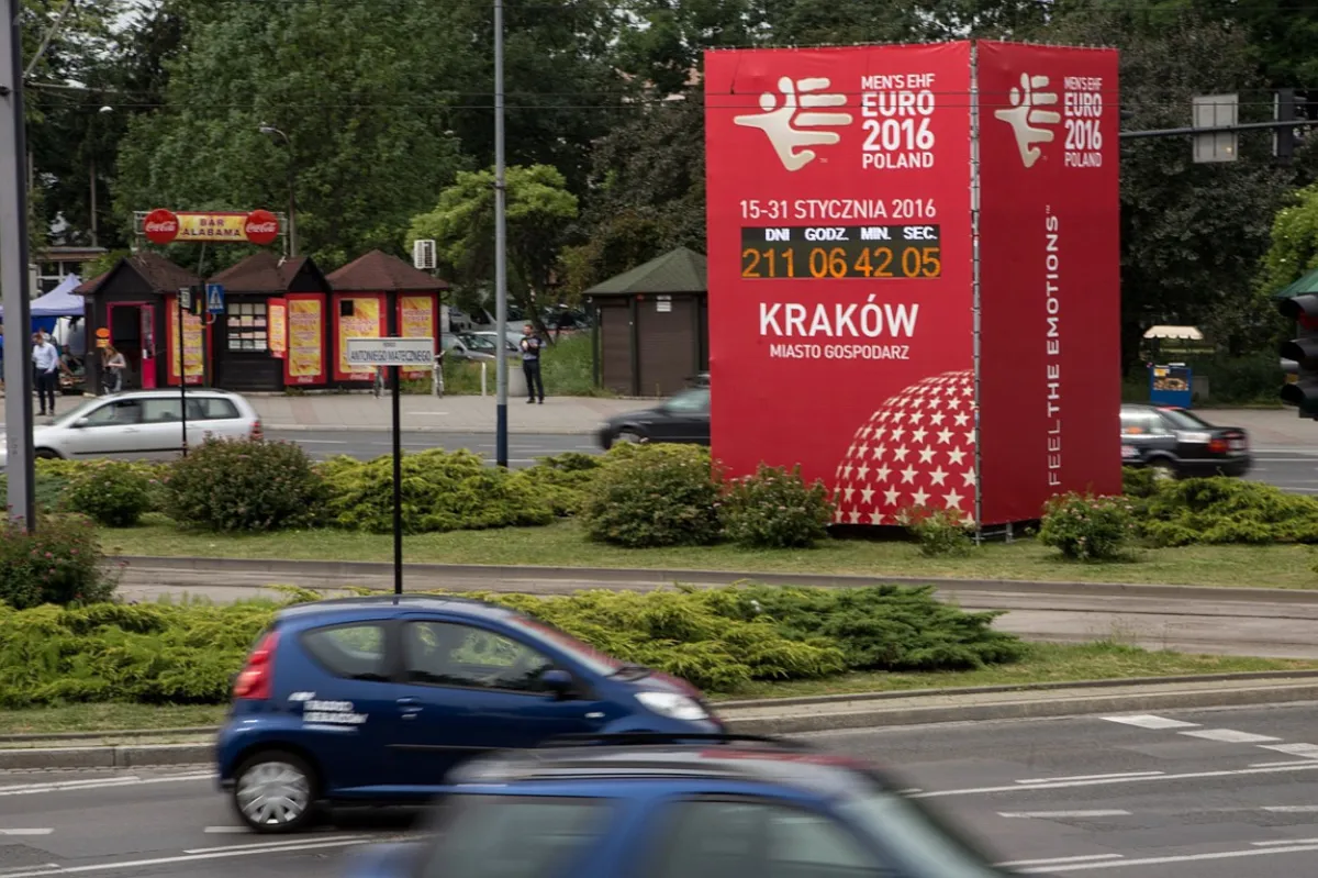 Na rondzie Matecznego stanął zegar odmierzający czas do Euro 2016