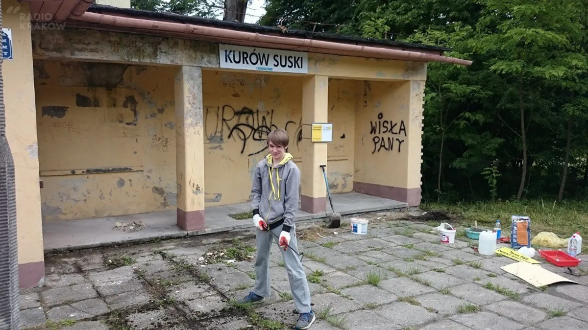 Miłośnicy kolei odnowili przystanek w Kurowie Suskim