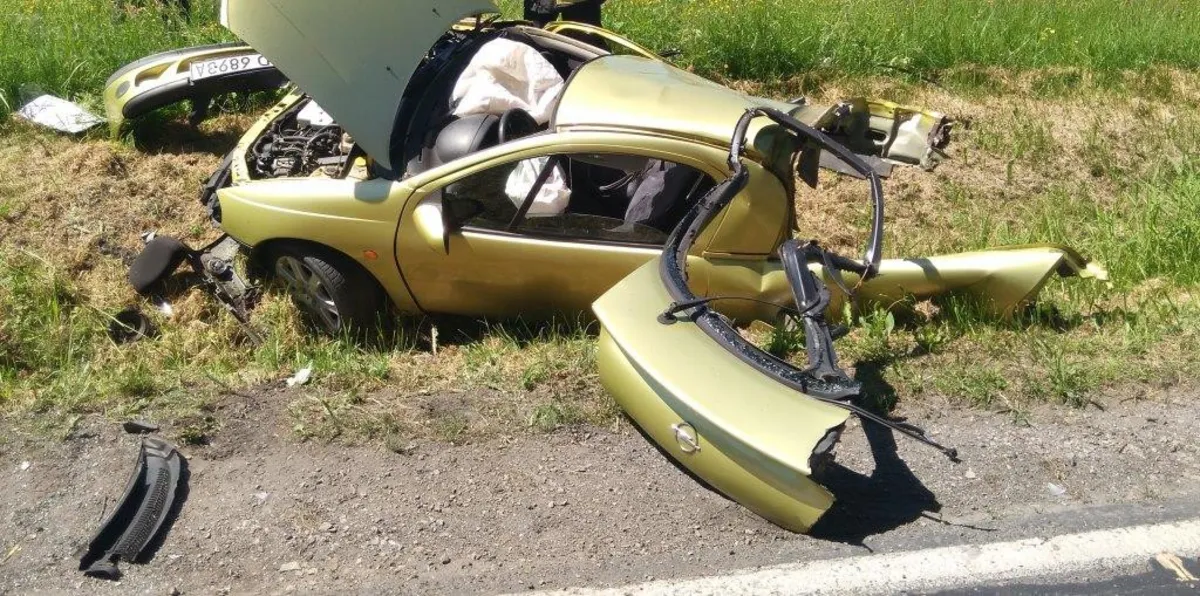 Wypadek w Brzeszczach. Kierowca ranny, a samochód... rozpadł się na części