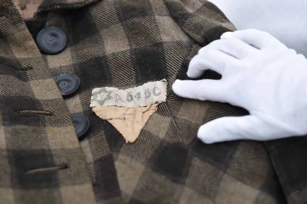 Odzież więźniarska w Muzeum Auschwitz została zakonserwowana
