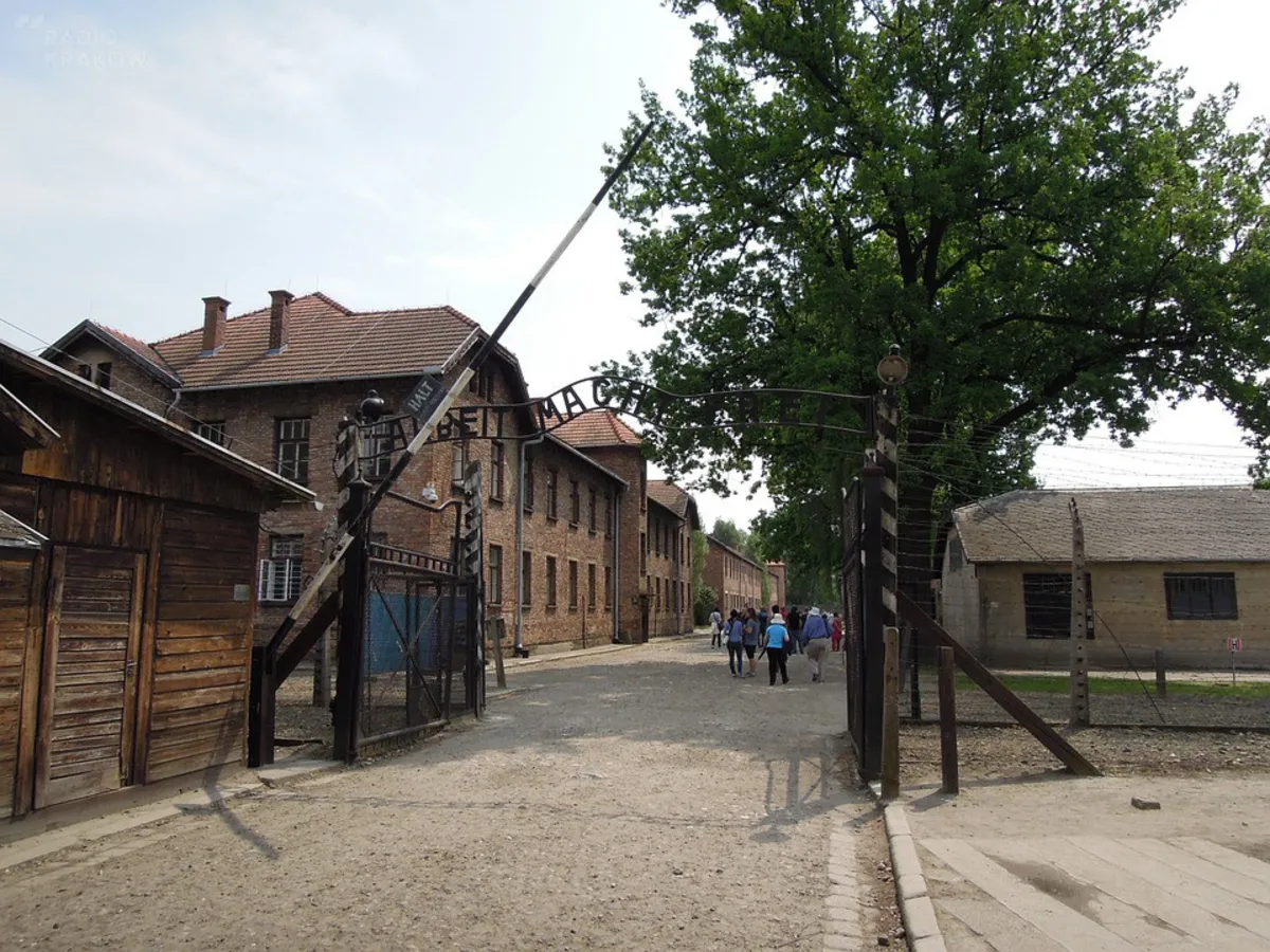 Wandalizm w Muzeum Auschwitz-Birkenau. Młody turysta wyrył swoje imię na murze