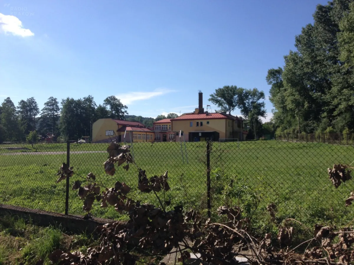 Nowiutkie boisko w Olszanicy jest zamknięte dla mieszkańców na cztery spusty