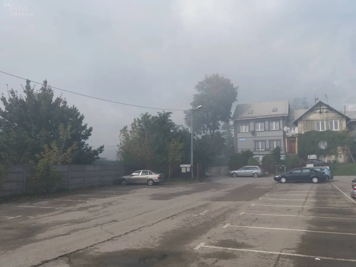 Na pogorzelisku sortowni śmieci w Kluczach wciąż pracują strażacy