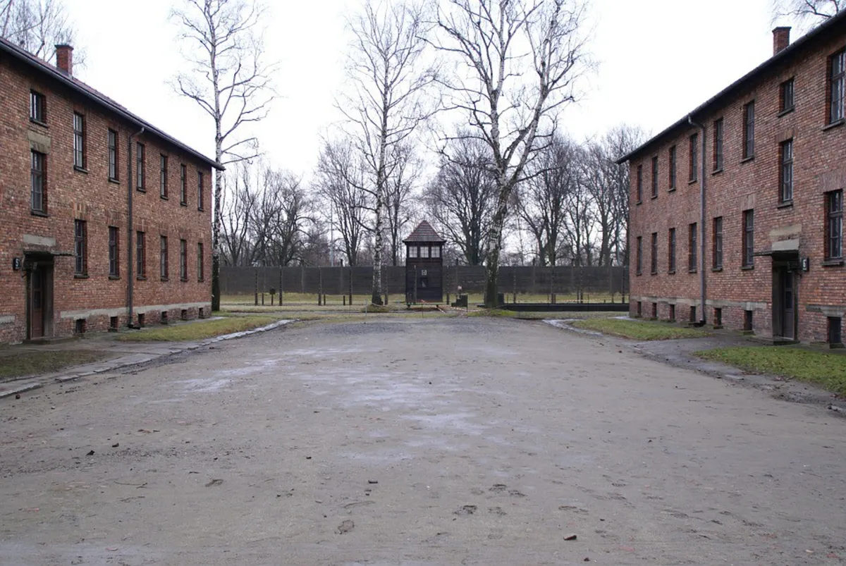 Monument „To B remembered” stanął nieopodal byłego obozu Birkenau