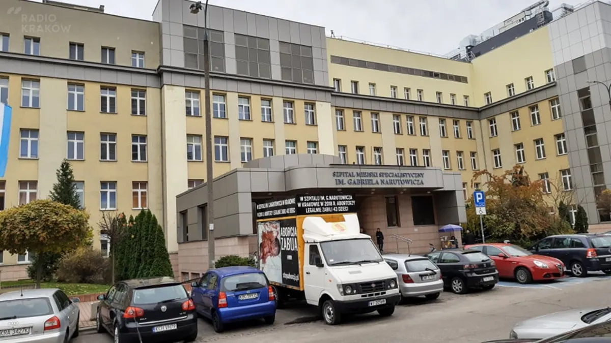 Przed szpitalem im. Narutowicza zaparkował antyaborcyjny samochód z drastycznym zdjęciem