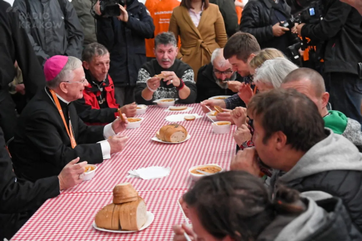 Abp Jędraszewski: w pochyleniu i zbliżeniu się do biednych dostępujemy zbawienia