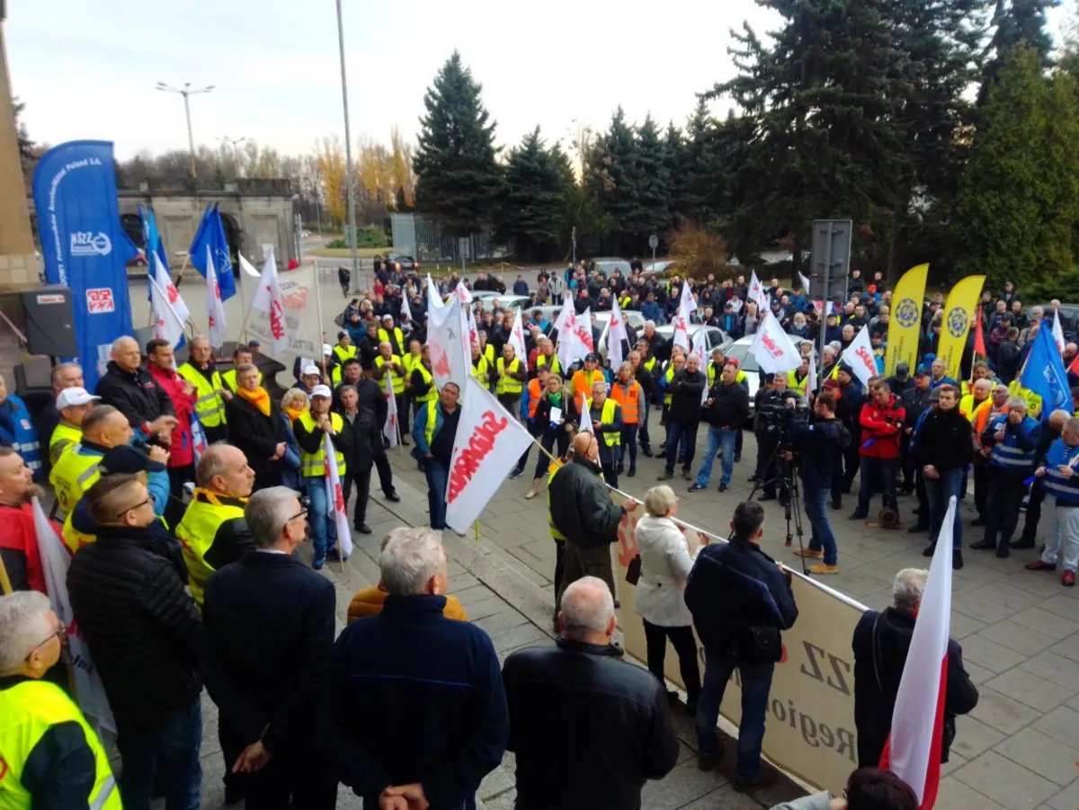 Przed krakowską hutą odbyła się pikieta związków zawodowych