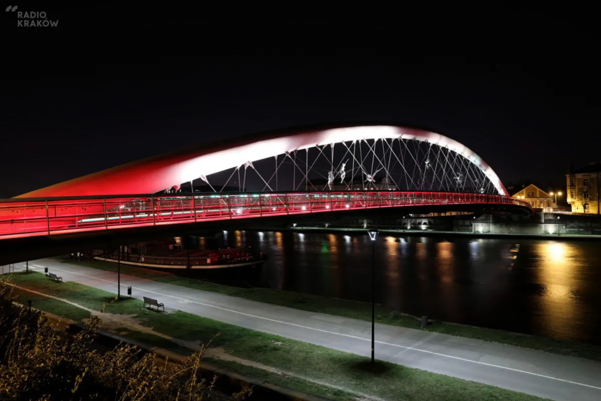 Majówka w Małopolsce:  patriotyczna iluminacja, dla mieszkańców możliwość wyjazdów w plener