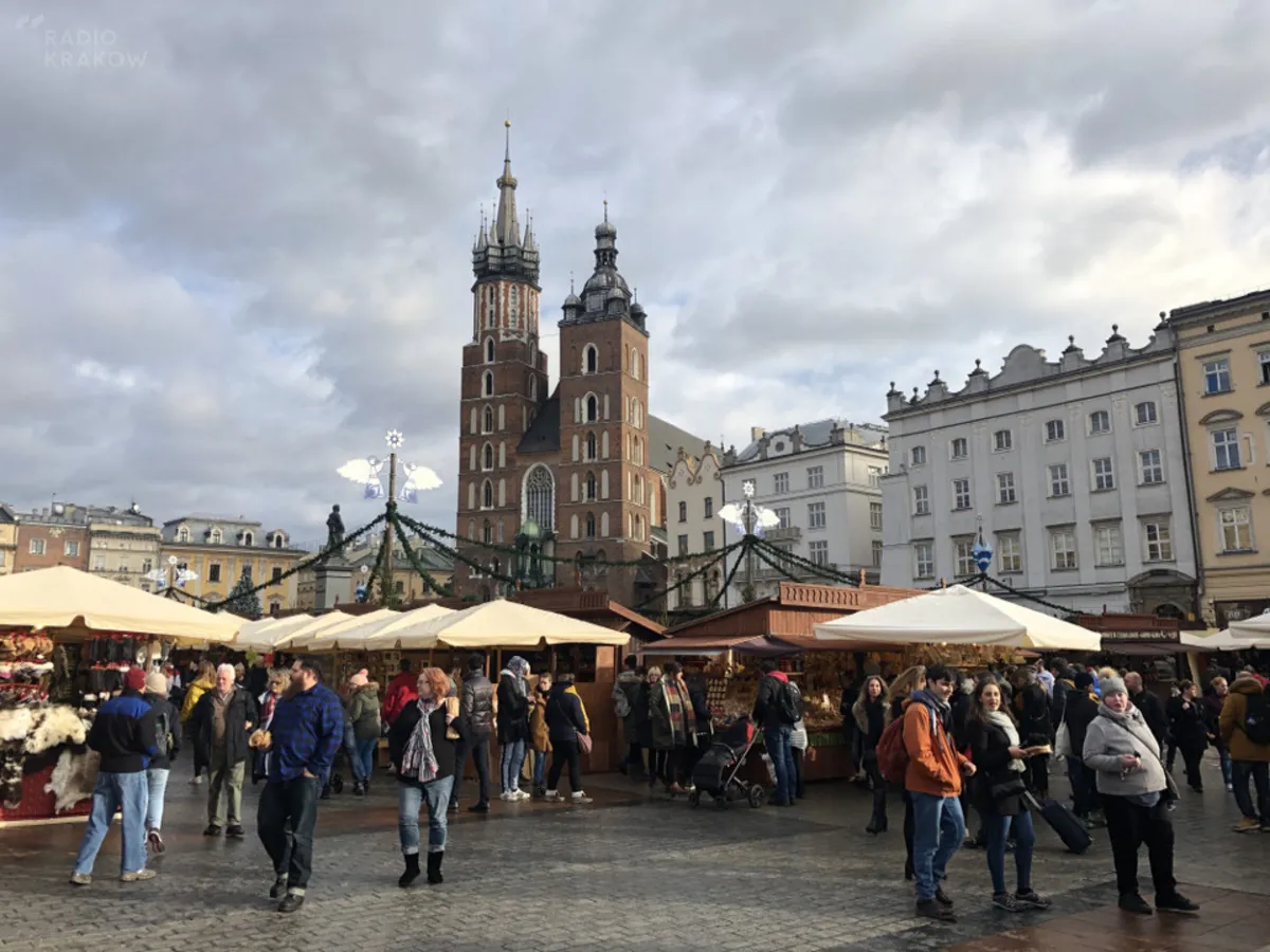 Na krakowskim Rynku już świątecznie. Bożonarodzeniowy jarmark otwarty