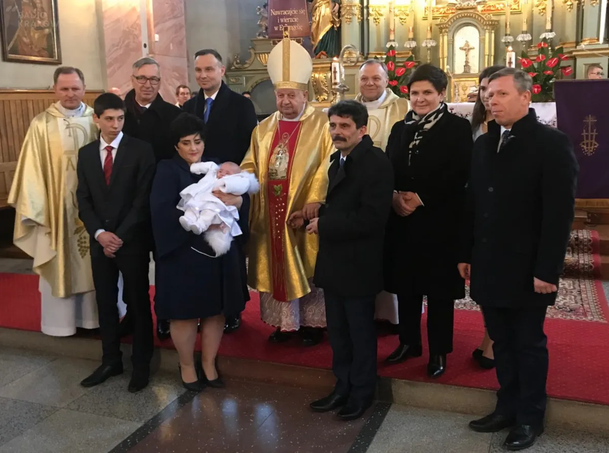 Przeciszów: kard. Stanisław Dziwisz ochrzcił szesnaste dziecko rodziny Nelców