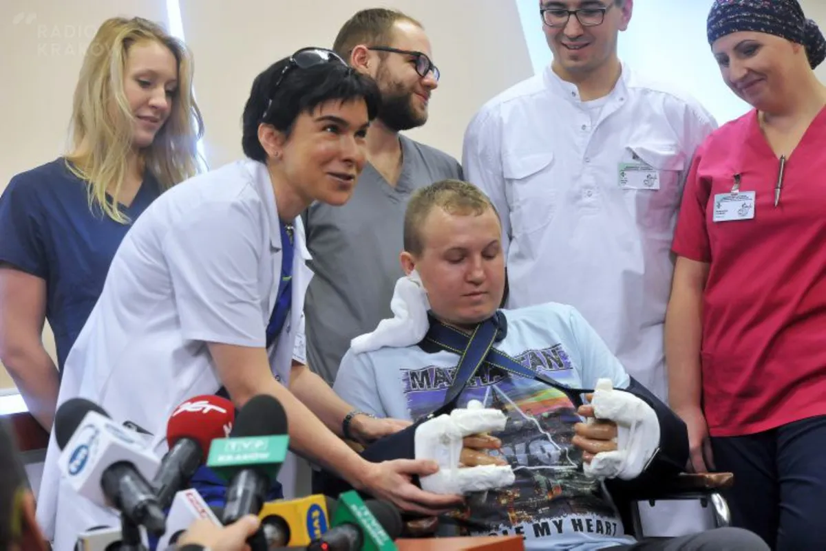 Krakowscy lekarze przyszyli mu jednocześnie obie dłonie