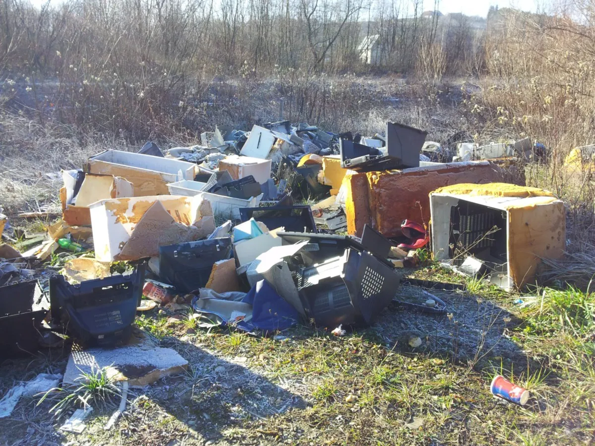 Dzikie wysypisko odpadów wielkogabarytowych w Podegrodziu
