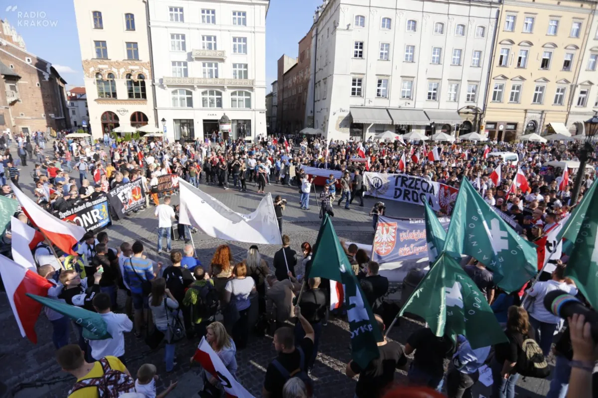 Antyimigrancki marsz w centrum Krakowa. Organizuje go Młodzież Wszechpolska
