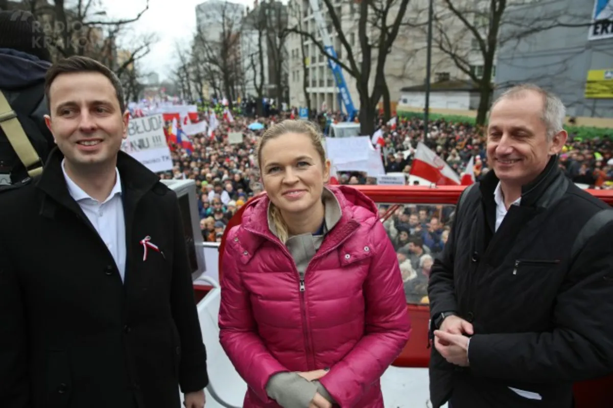 W Warszawie manifestacja Komitetu Obrony Demokracji 12.12.15 fot PAP/Rafał Guz