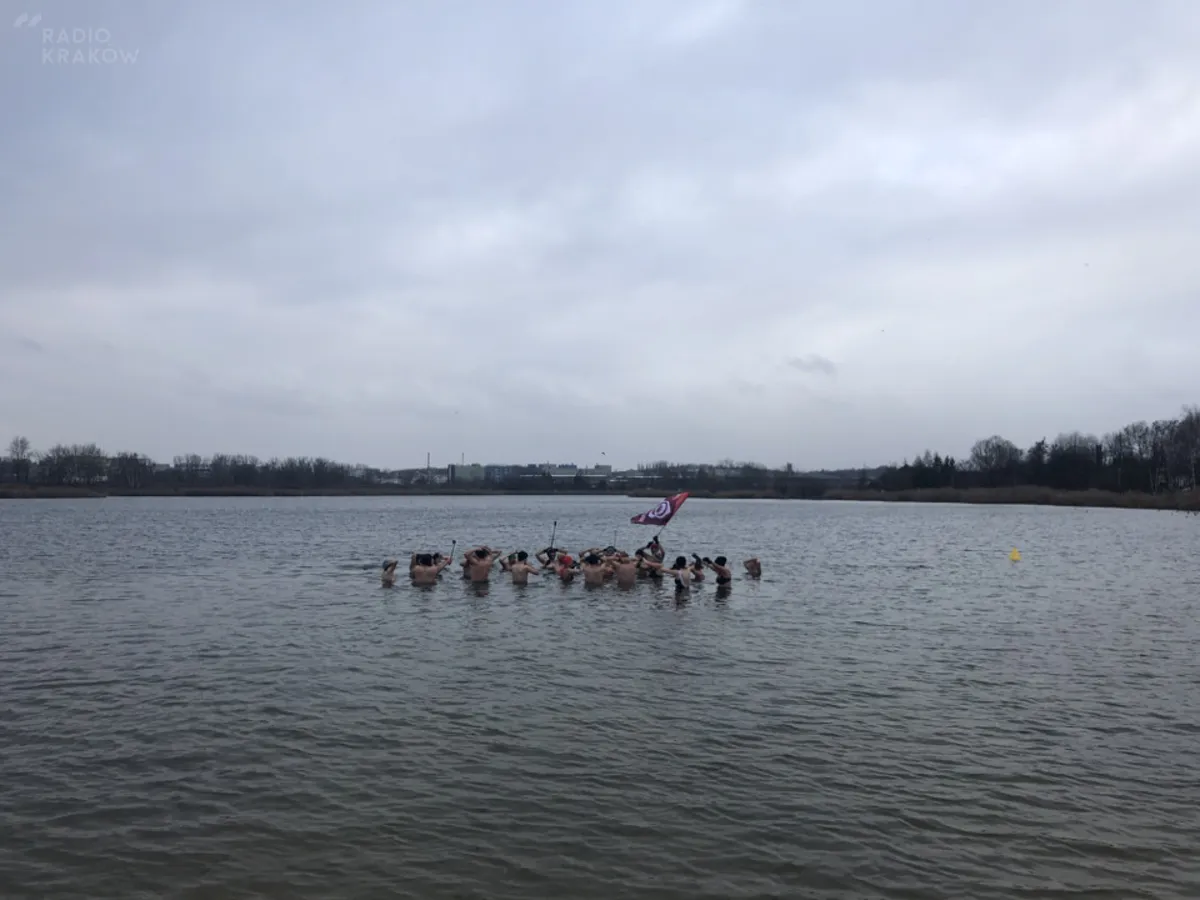 1 stopień powyżej zera, silny wiatr i lodowata woda. Raj dla krakowskich morsów