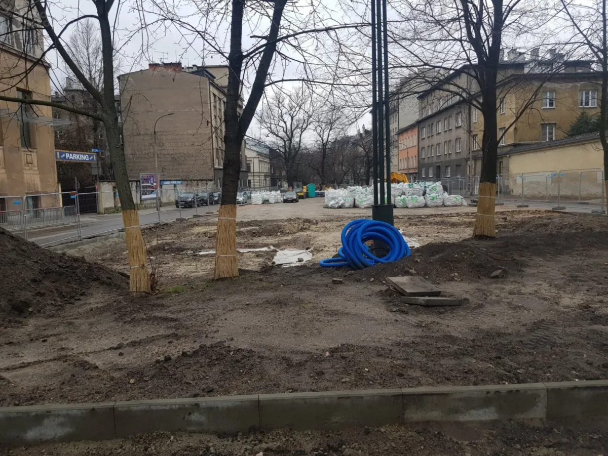 Krakowski plac Biskupi z kolejnym opóźnieniem i nieprzewidzianymi komplikacjami