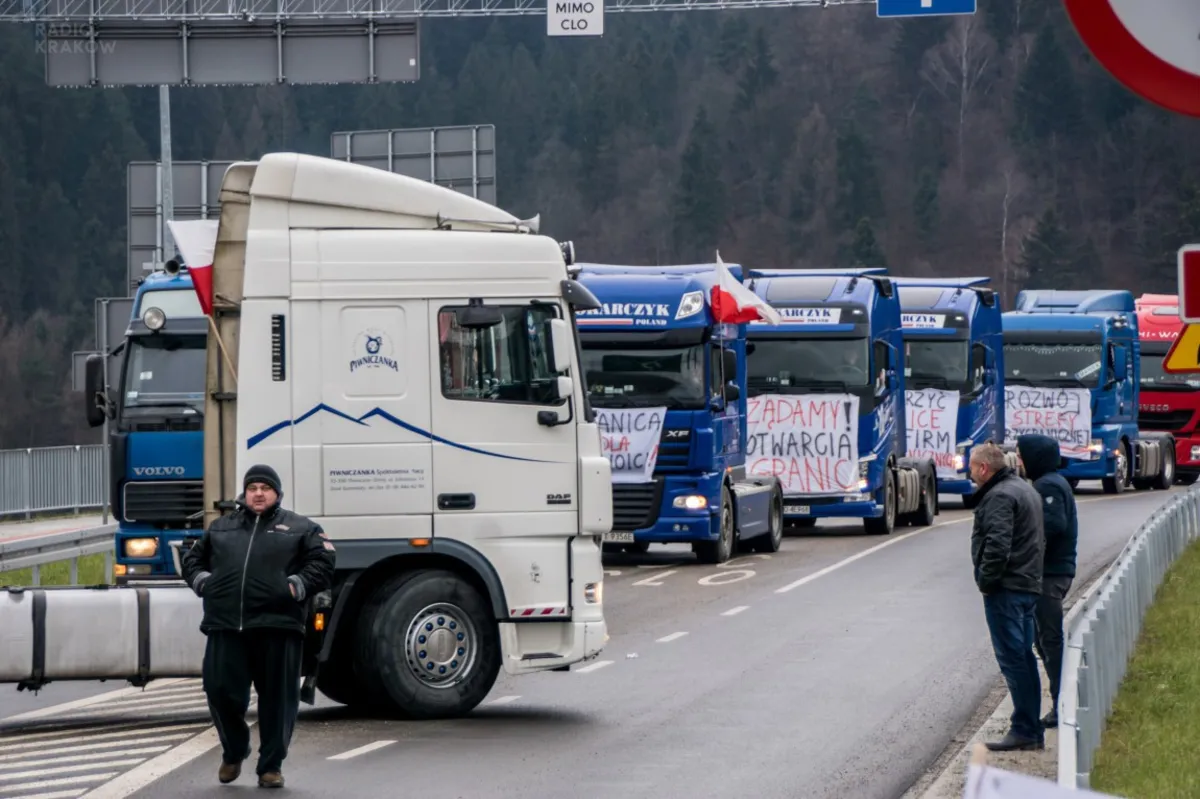 Piwniczna: protest kierowców ciężarówek na moście granicznym ze Słowacją