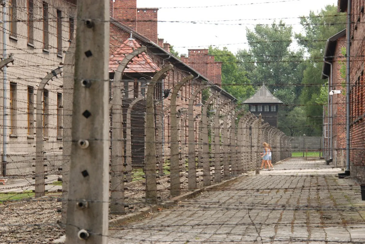 Obcokrajowcy, którzy wynosili z Auschwitz-Birkenau cegły z krematorium, dobrowolnie poddali się karze