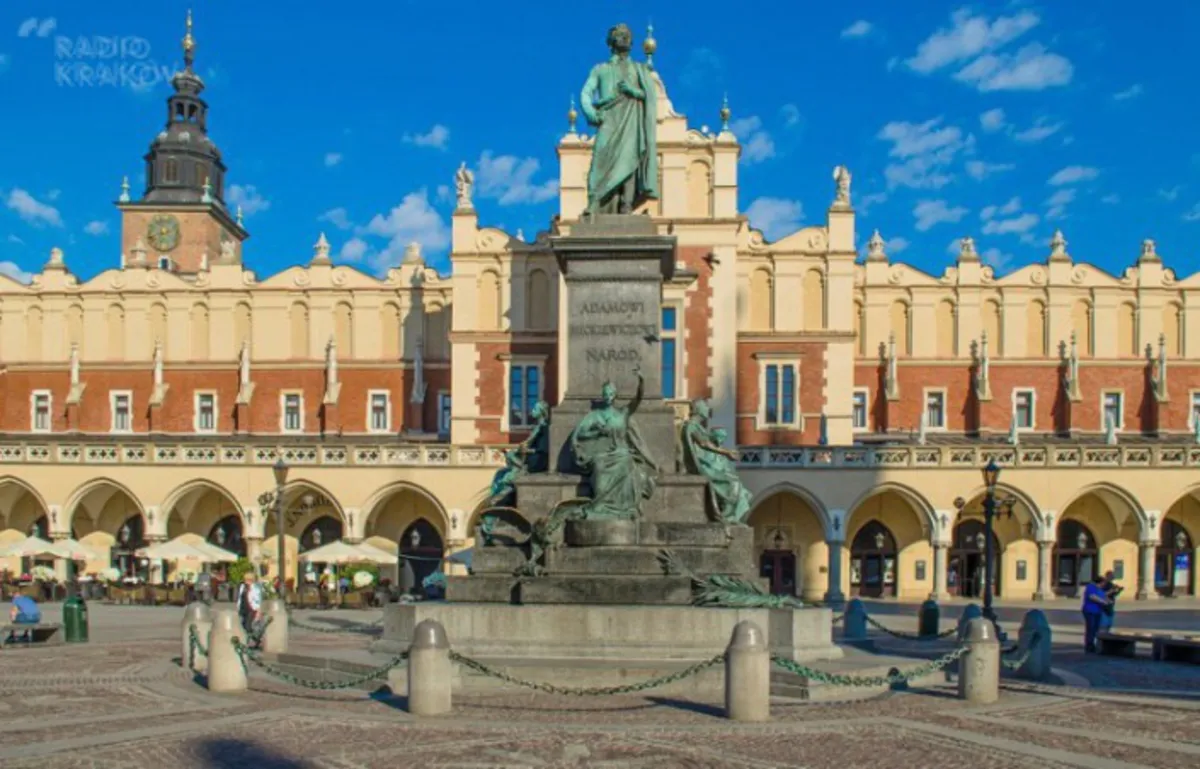 Pijany 33-latek bez majtek oddał mocz u stóp Sukiennic