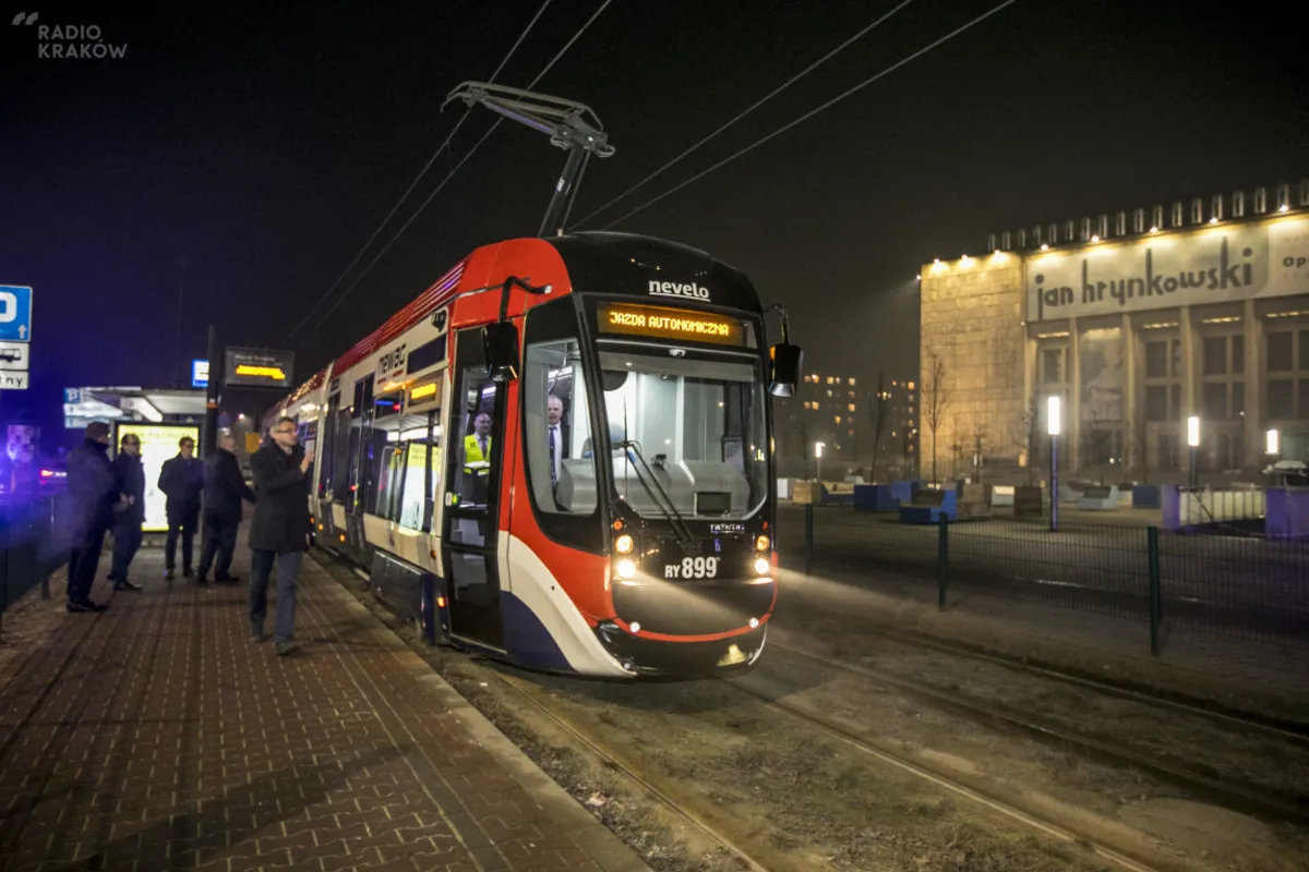 Jak się jeździ tramwajem bez motorniczego? Sprawdził to reporter Radia Kraków