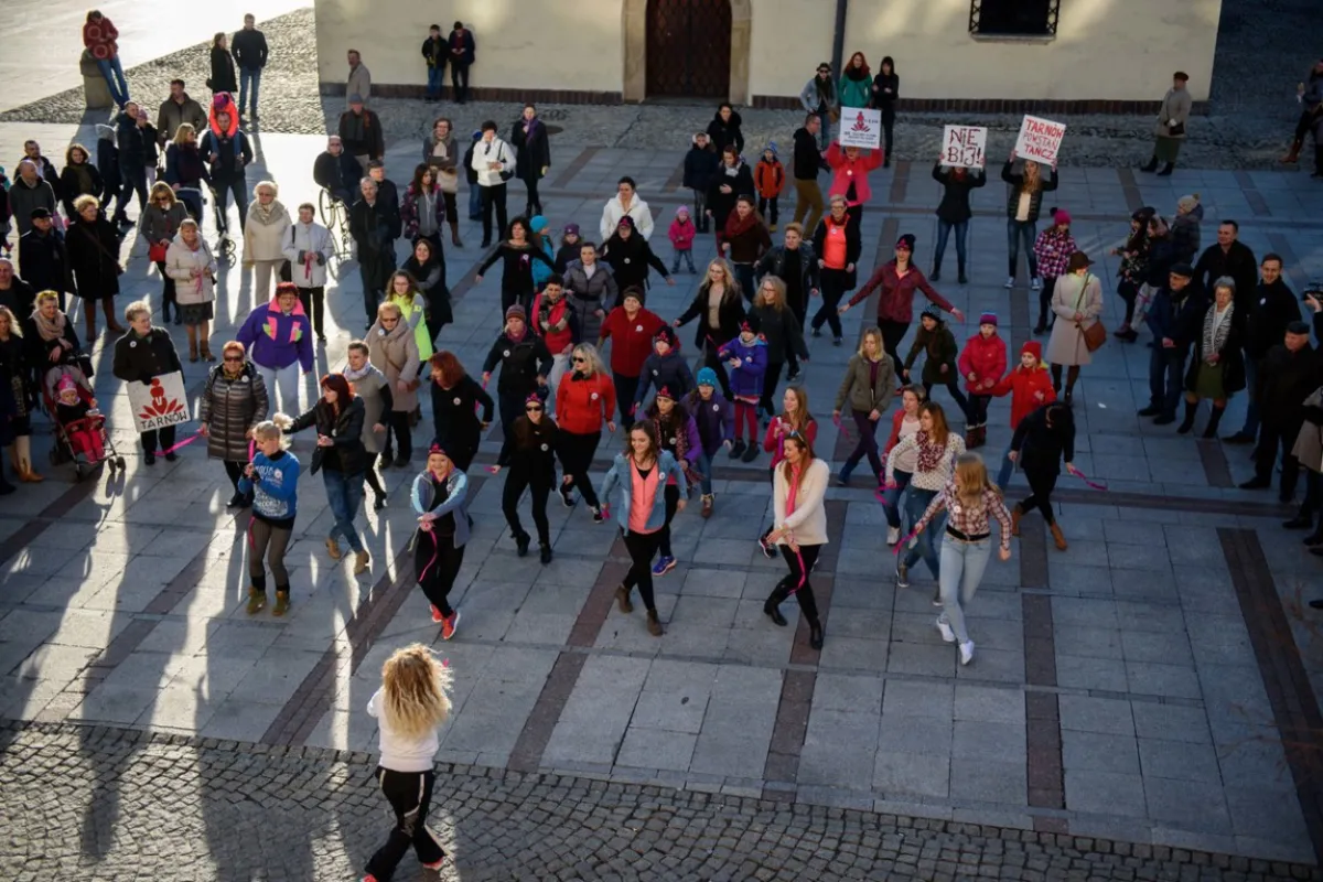 Tarnów zatańczył w proteście przeciw molestowaniu kobiet 14.02.16  fot: Paweł Topolski