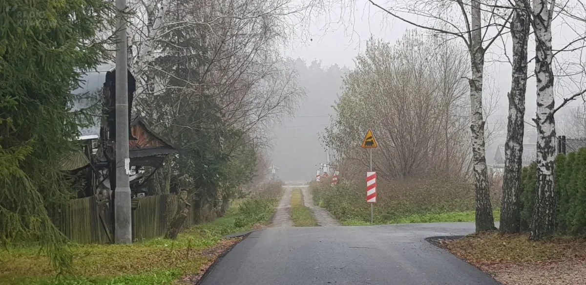 Ulica Nowa w Kalwarii Zebrzydowskiej podzielona na lepszą i gorszą