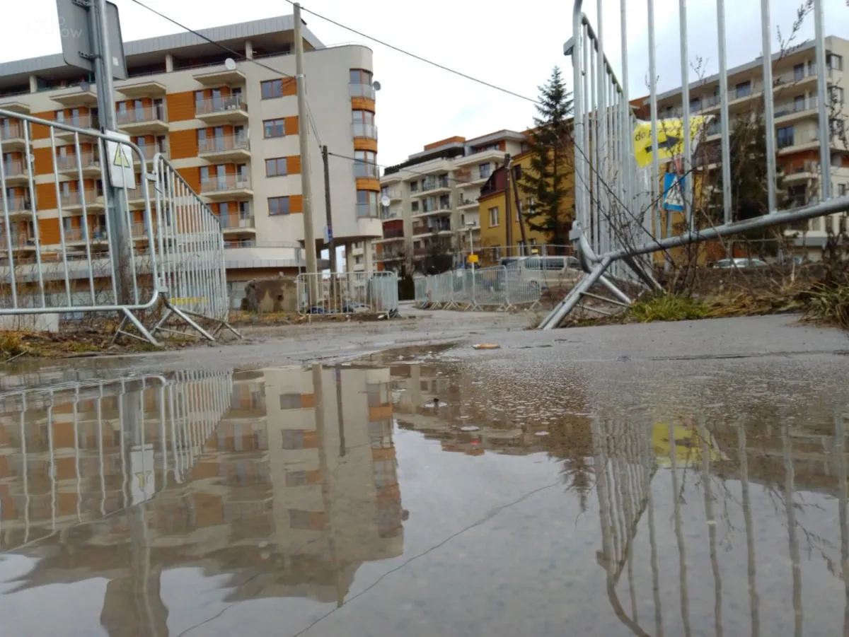 Mieszkańcy skarżą się na brud i błoto na chodnikach przy budowie Trasy Łagiewnickiej