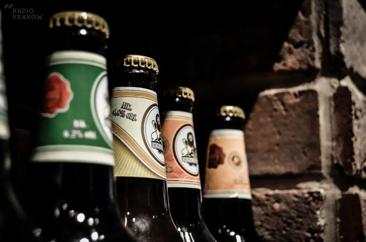 Część krakowskich sklepów nie sprzedaje alkoholu w nocy. Ilość interwencji spadła o 7%