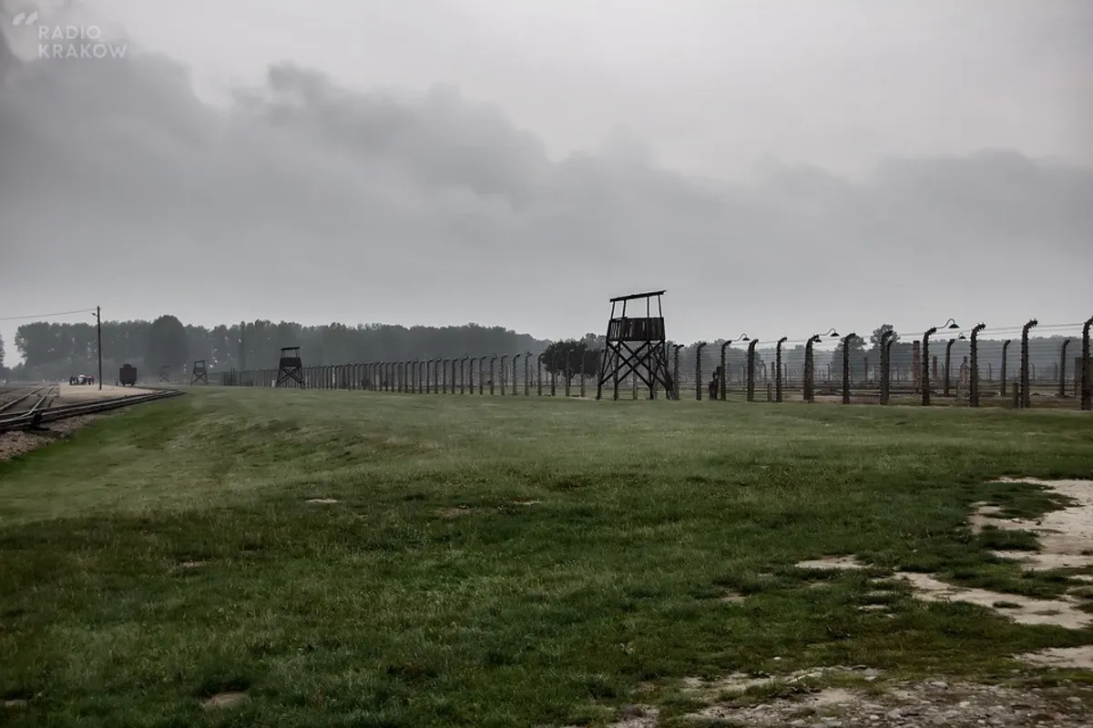 Wiatr naruszył m.in. dwie wieże strażnicze w Muzeum Auschwitz